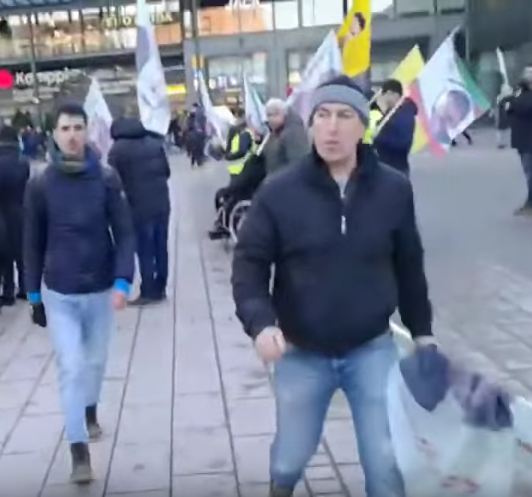 NuuniUnna's tweet photo. Agressiiviset #kurdit #hyökkäävät rauhallisen #suomalaisen kimppuun ja poliisit kopittavat #uhrin. Hieno suoritus jälleen polpolta.
https://t.co/ImKsD7nQw4
#yle #iltalehti #iltasanomat #hesari #mtvuutiset #polpo #kansanviholliset https://t.co/0ZwQpbpknB