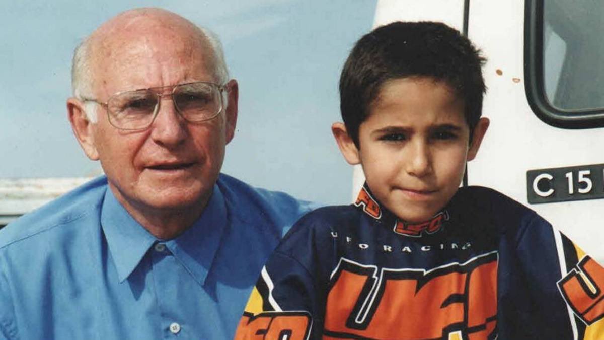 Ayer nos dejó Antoni Salom, pionero del motociclismo en Mallorca y patriarca del emblemático Motos Salom. Me dió la oportunidad de competir por 1a vez a nivel nacional. Sin su ayuda quizá yo no sería piloto de velocidad, siempre le tuve mucho cariño por su gran personalidad. DEP.