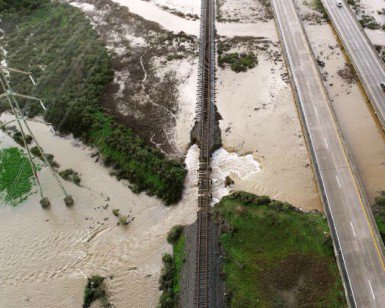 maringov's tweet photo. #MarinCounty has declared a local state of emergency because of storm damage. https://t.co/7S5sA4Etsd #MarinStorm #BayAreaStorm @Cal_OES @MarinSheriff @marincountyfire @DPWMarin @ilike_mike @AsmMarcLevine @RepHuffman https://t.co/Y4k5bizXP8