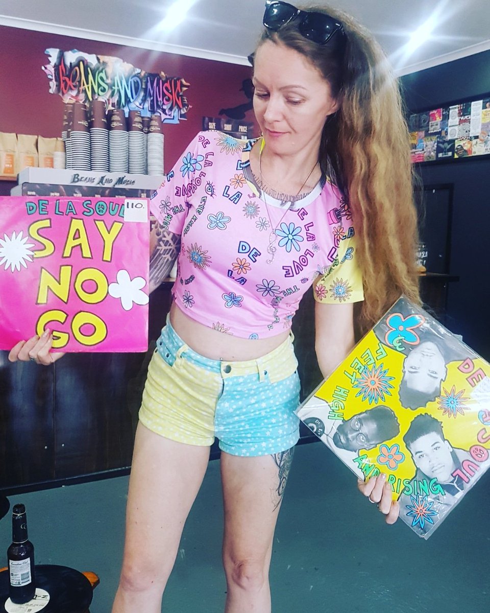 crystal_iz_dope's tweet photo. My "De La Love" tee ((by @Nanlib)) &amp; me walked into a record store &amp; manifested an original pressing of @WeAreDeLaSoul 's "3 feet high &amp; rising" on a Saturday.
You can't "say no go" You just buy it. 

Thank you Vinyl Godz I love you. 🎶👊🏼
#VinylPorn #DeLaSoul #NanLibInvasion https://t.co/Xc8f0B8UGI
