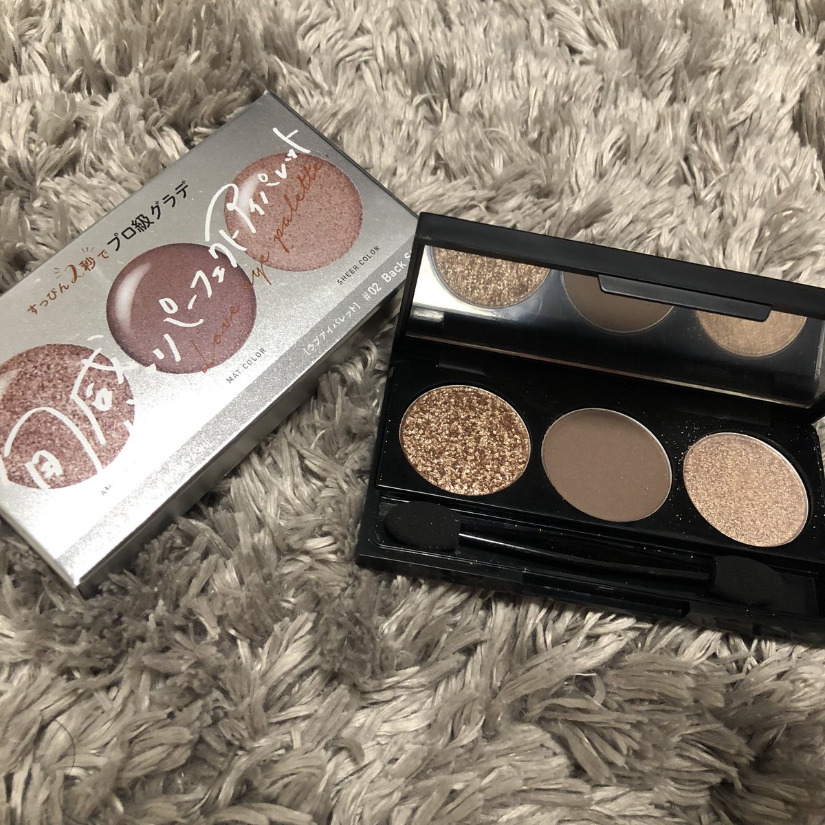 インスタでも前にあっぷした&amp;sheのアイシャドウ、あたしはブラウンの方よく使ってます〜ラメがざくざくでキラキラするの〜みんなはどっち派？
goo.gl/TYjtq1
#アンドシー