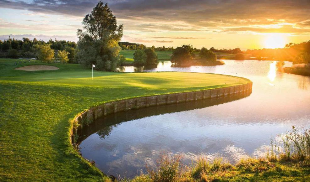 myredraiders's tweet photo. RR Fastpitch is hosting a fundraiser at the beautiful Pinecrest Golf Club. Golf includes a cart, 18 holes, range balls, a sleeve of balls, drink tickets for the course, open bar after golf and dinner. Space is limited so don't delay! https://t.co/54wSIIJZXe https://t.co/CTzufIMXkM