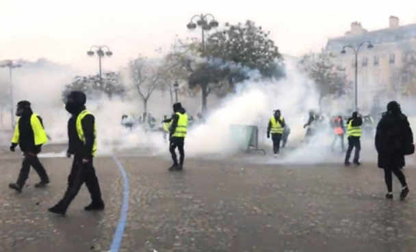 "Demokrasi" deyince akla Avrupa gelir değil mi?Avrupa Devletleri,Venezüela'da halkın seçtiği Maduro'ya karşı,darbeci faşisti Başkan olarak desteklediğini açıkladı.Fransa,"Sarı Yelekliler"i resmi ağızdan haklı buluyor,ama eylemcilere karşı kimyasal silah,biber gazı kullanıyor.