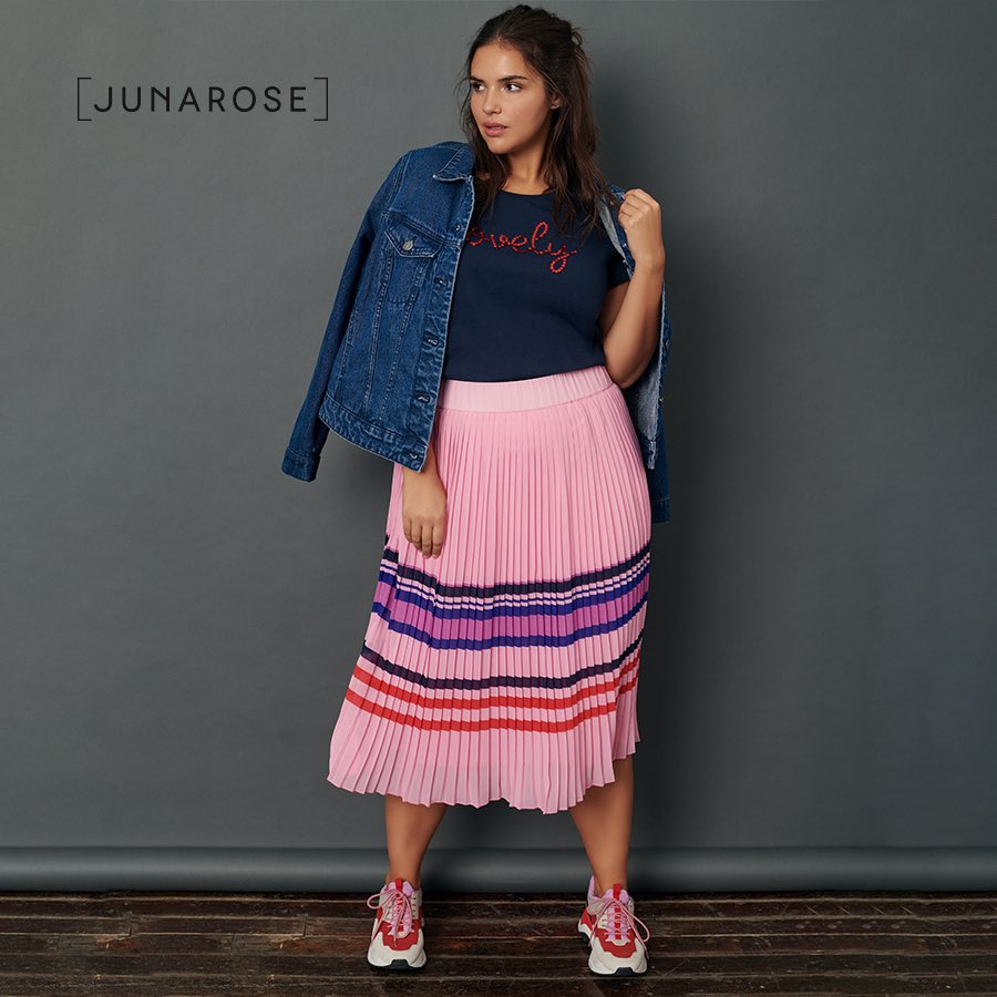 That skirt though ❤️❤️
#Junarose #PlussizeFashion #bopo