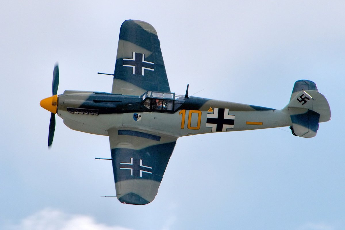 p_51d_sdsw's tweet photo. HA-1109 / HA-1110 / HA-1112
スペインのイスパノ社が独・メッサーシュミット社よりライセンスを提供され生産した戦闘機。各所エンジン等Bf 109と異なる。1965年退役の為、当時少数しか残っていなかったBf 109の代わりにエンジンを換装などされ映画にも出演した。 #Hispano #Bf109 #HA1112 https://t.co/dpKVb76Bdv