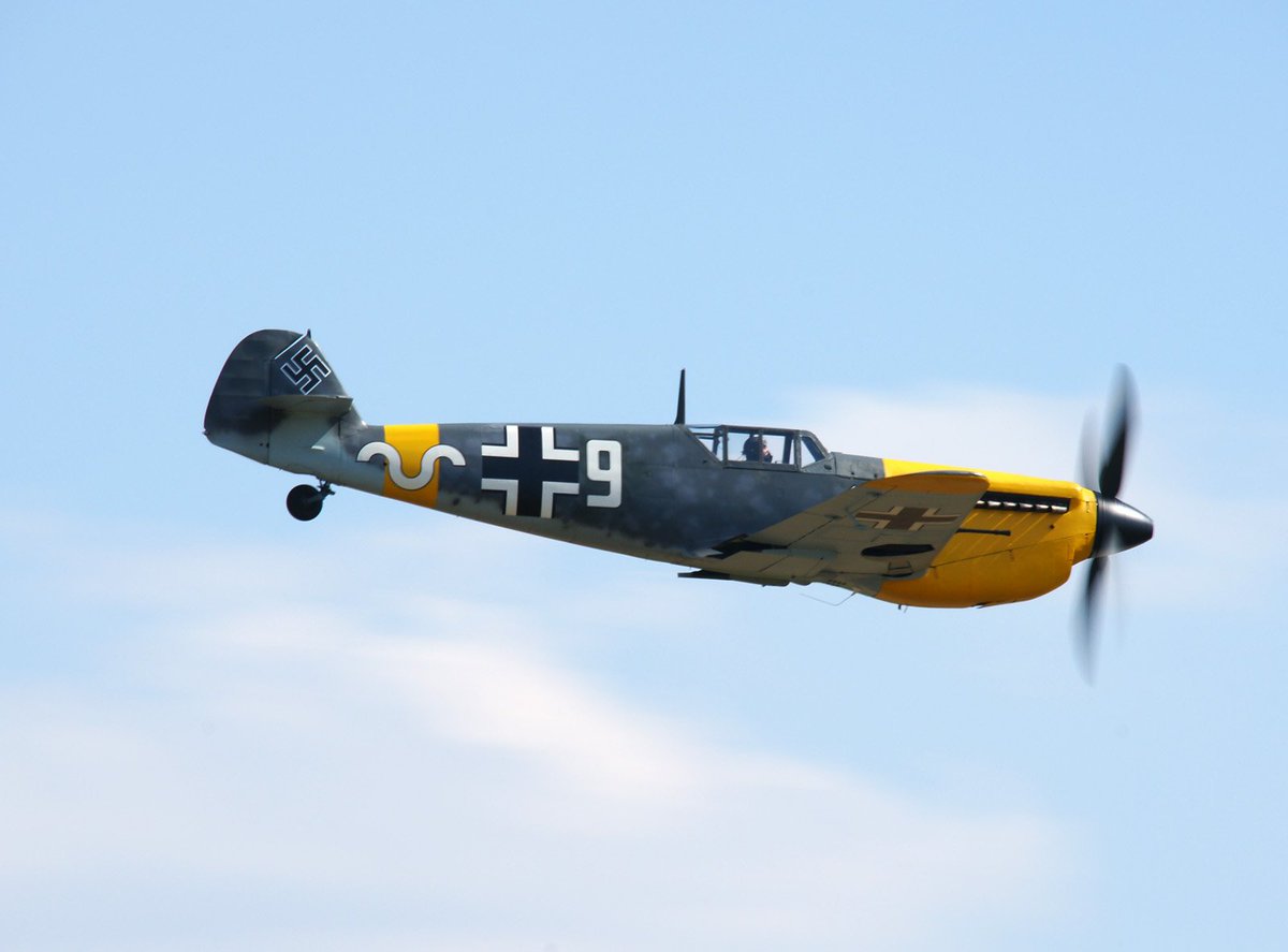 p_51d_sdsw's tweet photo. HA-1109 / HA-1110 / HA-1112
スペインのイスパノ社が独・メッサーシュミット社よりライセンスを提供され生産した戦闘機。各所エンジン等Bf 109と異なる。1965年退役の為、当時少数しか残っていなかったBf 109の代わりにエンジンを換装などされ映画にも出演した。 #Hispano #Bf109 #HA1112 https://t.co/dpKVb76Bdv