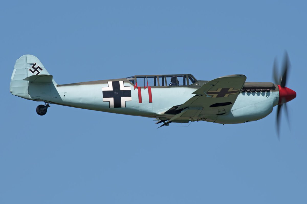p_51d_sdsw's tweet photo. HA-1109 / HA-1110 / HA-1112
スペインのイスパノ社が独・メッサーシュミット社よりライセンスを提供され生産した戦闘機。各所エンジン等Bf 109と異なる。1965年退役の為、当時少数しか残っていなかったBf 109の代わりにエンジンを換装などされ映画にも出演した。 #Hispano #Bf109 #HA1112 https://t.co/dpKVb76Bdv