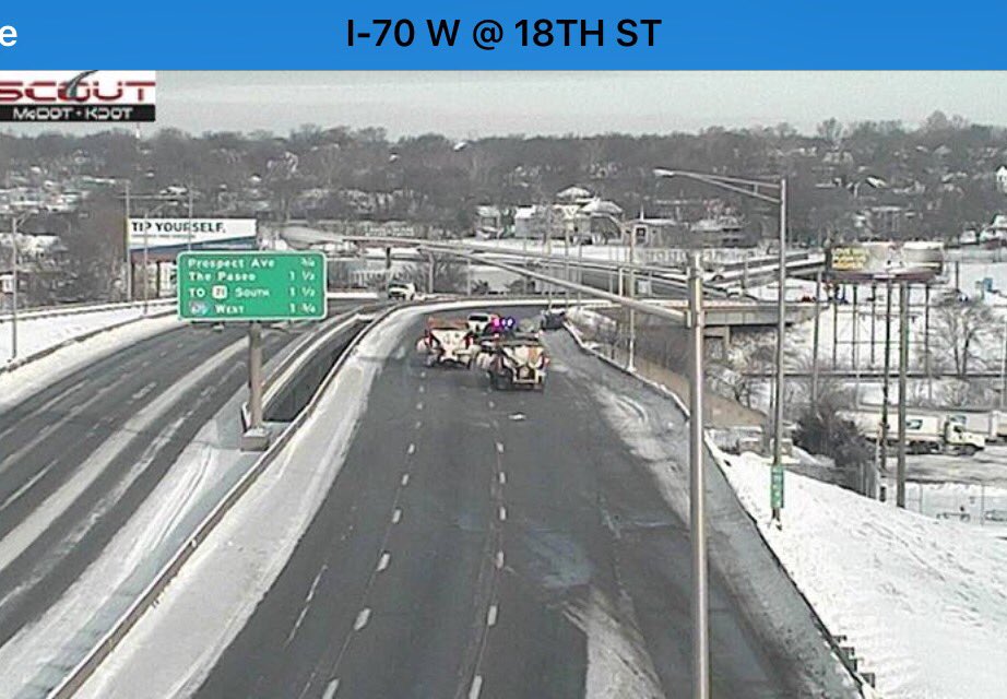 MoDOT_KC's tweet image. 🚨Breaking: EB/WB I-70 @ 18th St. in #KCMO is closed due to multiple vehicle crash. Plz find an alternate route. #kctraffic