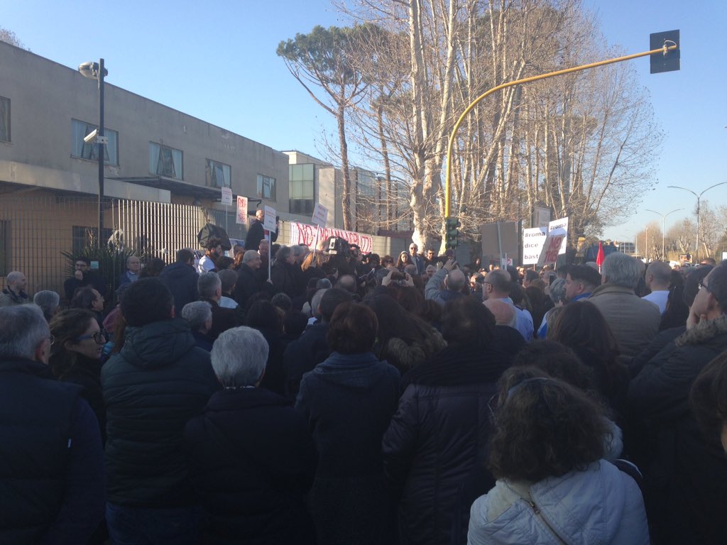iostoconmarino's tweet photo. #notmb #municipiotre #manifestiamoperchenoncifidiamo dall'incendio dell'11 dicembre 2018 ancora l'impianto non è ufficialmente chiuso. Sindaca @virginiaraggi #orabasta ogni malato di questo municipio sarà sulla tua coscienza, sempre che tu ne abbia una https://t.co/QMB7GNpxBC