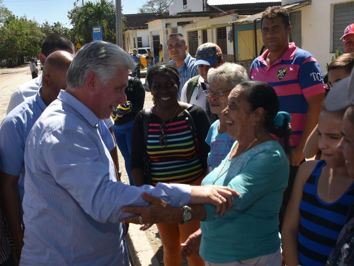 Deguantanamo's tweet photo. La #Cuba que somos y queremos ser;  de esperanzas y sonrisas compartidas, de trabajo y solidaridad (+ Fotos) #SomosContinuidad #HacemosCuba https://t.co/JD0oNPnrBu @RadioGtmo @CimarronCuba @CIPICuba @Guajiritasoy @VickyMenoya @yamiara1 @PrensaGtmo @IsaGlezCmg @Incendiaria1 https://t.co/782BLMYFb9