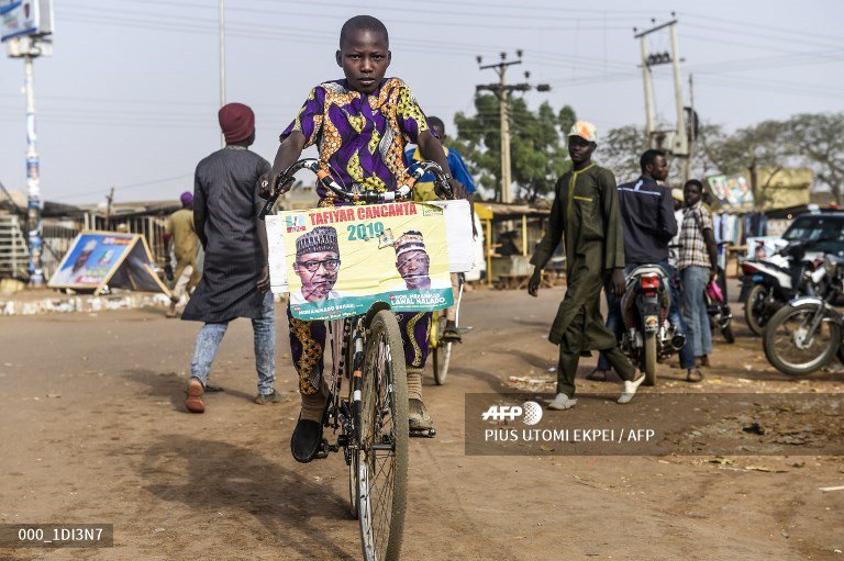 Nigeria postpones presidential election for one week  #AFP 
u.afp.com/JUiu
📸 <a href="/HeunisStefan/">Stefan Heunis</a> <a href="/luistatophoto/">Luis Tato</a> <a href="/YasuyoshiChiba/">千葉康由 Yasuyoshi Chiba</a> <a href="/EkpeiPius/">Pius Utomi Ekpei</a>