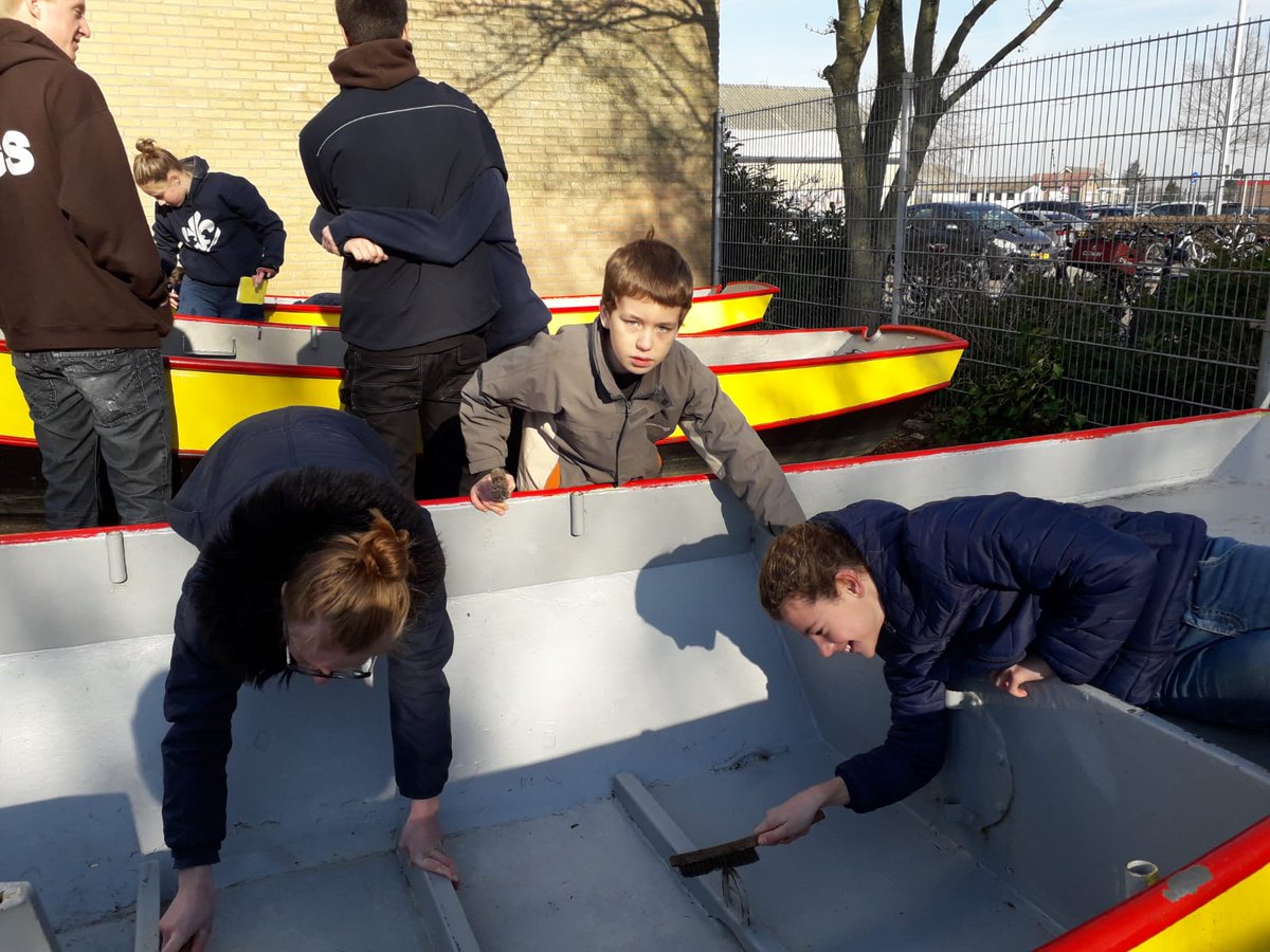Lekker voorjaarszonnetje!!  Dus geen excuus meer om niet  te starten aan het onderhoud van onze vletten....