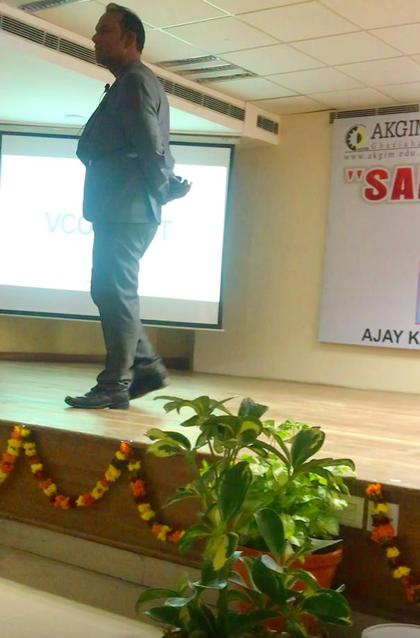 vconnekt2's tweet photo. A snippet video and some pics of #Vconnekt founder session in AKGIM on their Annual Business meet...It was fun interacting with MBA students of various colleges.....Hope they understood what, why and how of #Vconnekt

#learning #MBA #MBASchool #gyan https://t.co/cXaEKiflqx