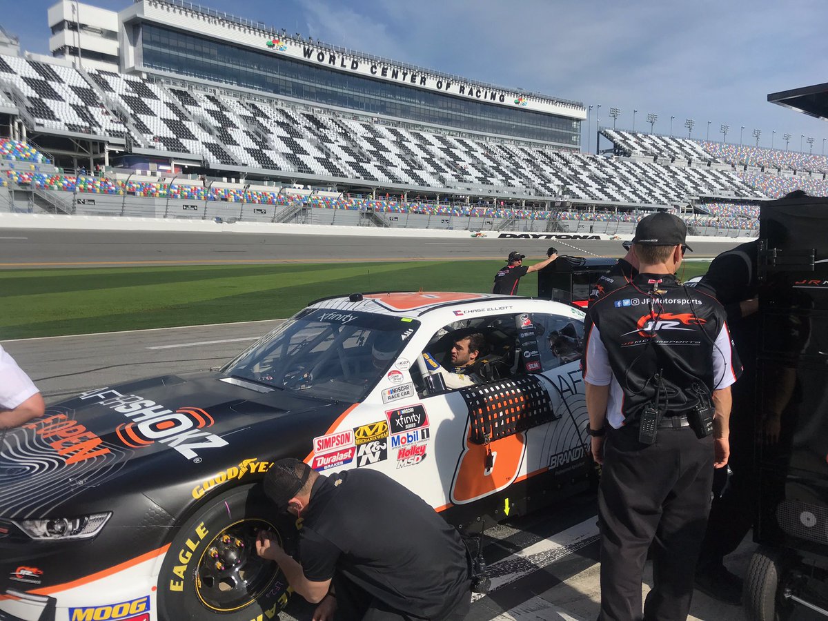.@chaseelliott is just a few cars away from going out for Round 1 of qualifying @DISupdates in the @AfterShokz Chevrolet.