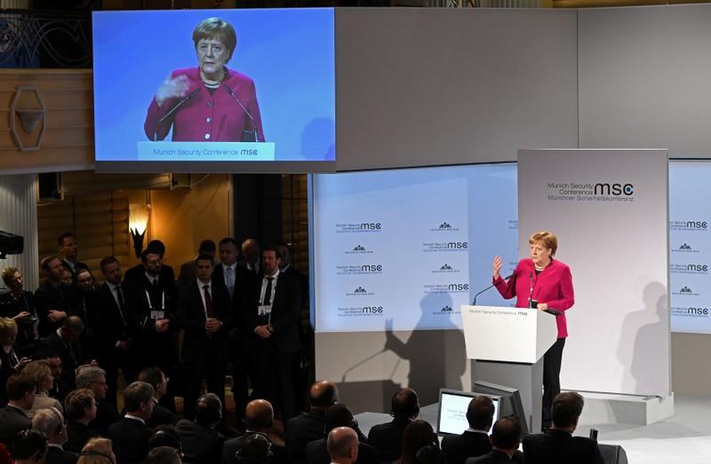 Merkel califica a Rusia de socio y urge trabajar por una cooperación global https://reut.rs/2DLunEp