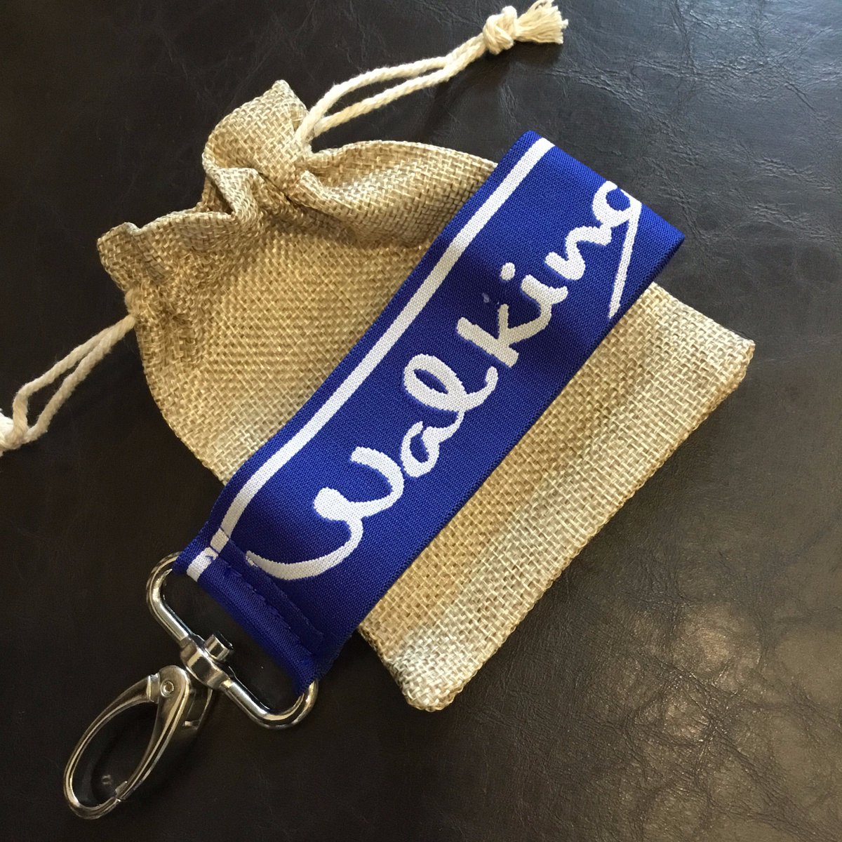 walking_jack's tweet photo. Every single one of our sturdy lanyards comes in a golden brown, reusable pouch. Available in blue or white:
https://t.co/omF37AKEqa 
__
#walkingjack #packaging #ecofriendly #reusable #pouch #layard #keyholder https://t.co/SiiYEQBGUs