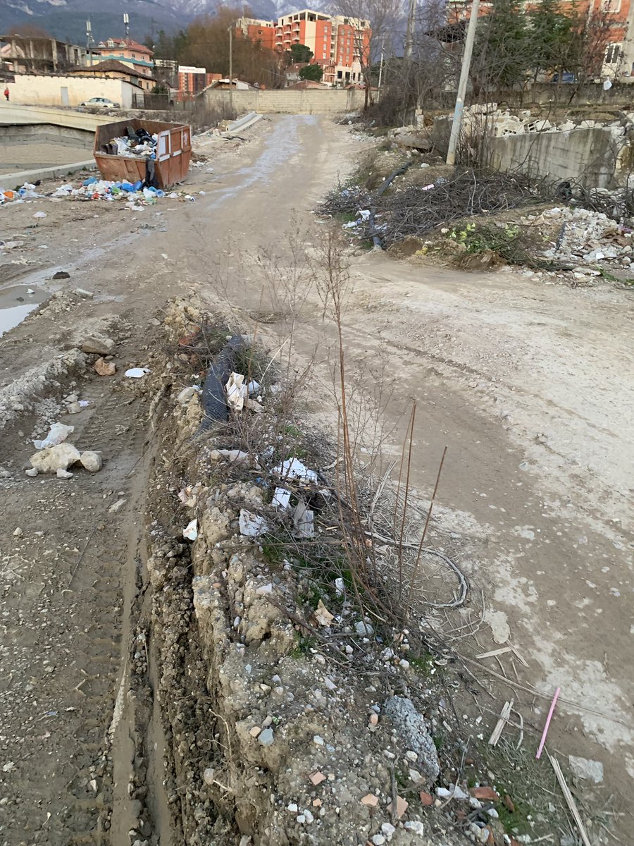 SHOMTek's tweet photo. @erionveliaj nuk desha ti publikoj se mendova po te bej nje raportim do merrni masa... nderkohe hodhen nje lopate stabilizant. Kjo eshte Tirana e vertet. https://t.co/WlQSQyRDwu