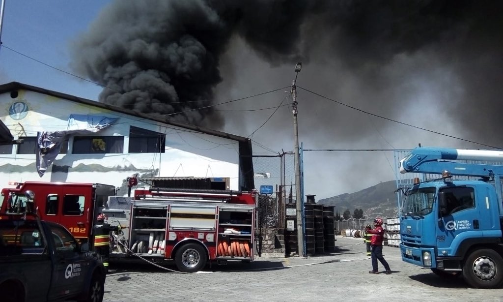 BomberosQuito's tweet photo. En incendio estructural en calle Yaguachi e Iquique, sector El Dorado, asistimos con 25 efectivos, 3 autobombas, 2 tanqueros, unidad de rescate y ambulancia. #EmergenciaCBDMQ 🚨🚒 https://t.co/CF8ojgiuHy