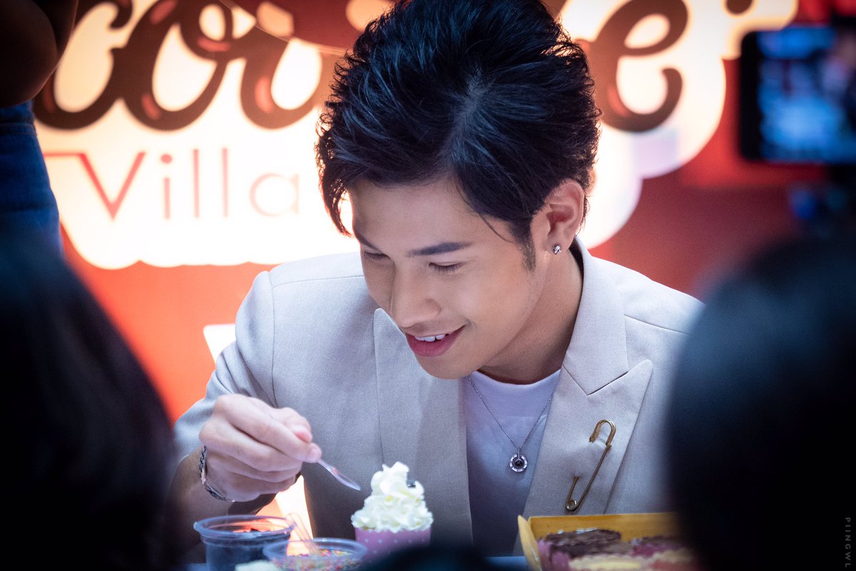 PiinGWL's tweet photo. [19.02.16] #ChocolateVillage

เปิดร้านขนมมั้ย
เปิดร้านขนมมั้ย
เปิดร้านขนมมั้ย

😳🥰
#SingtoPrachaya https://t.co/m8MAWUH0uO