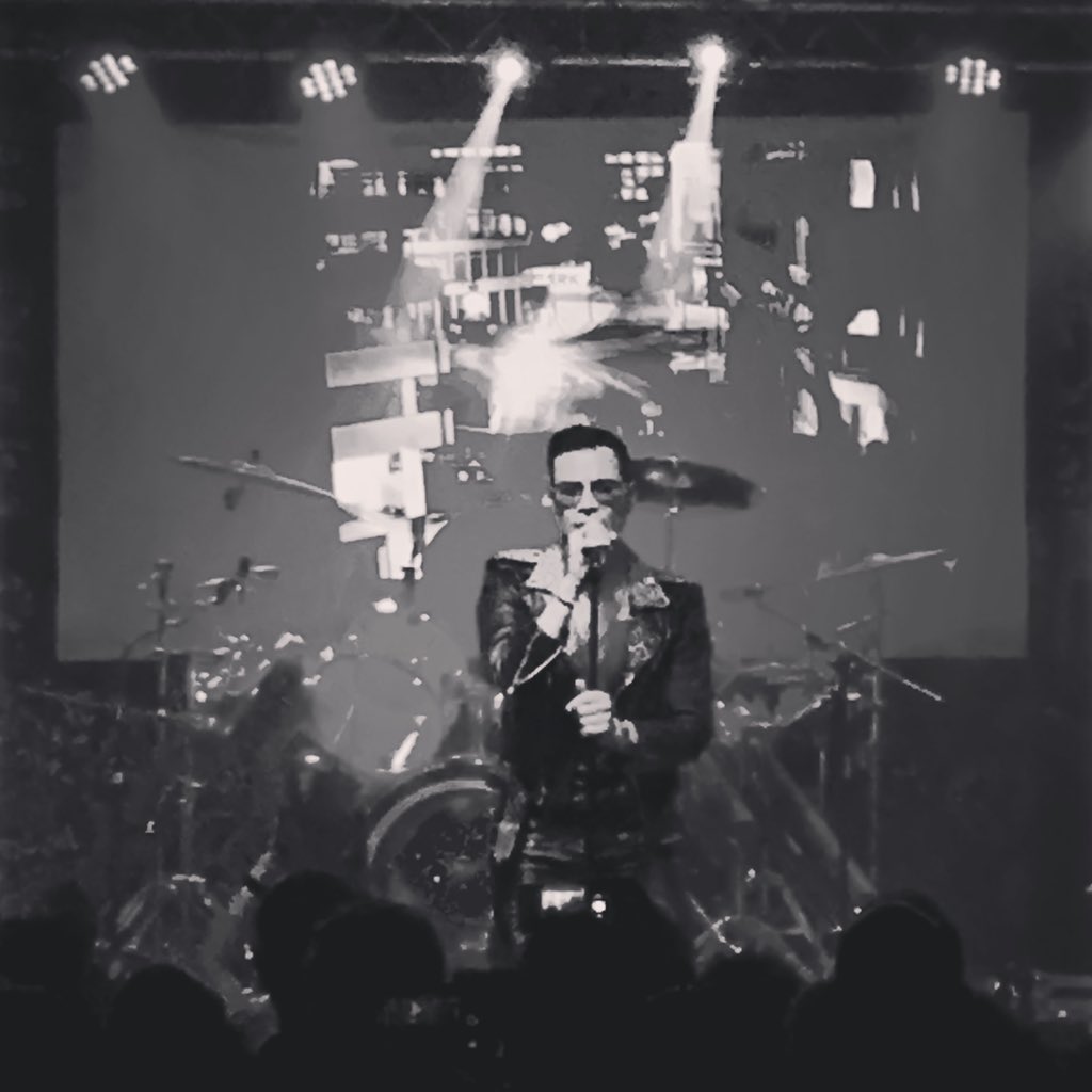 Sarah and I got to see my dream concert last @SamsBurgerJoint. Erasure and Depeche Mode. Ok, they were cover bands but it sounded great and was a blast. Thanks @Krayolas for meetings us!