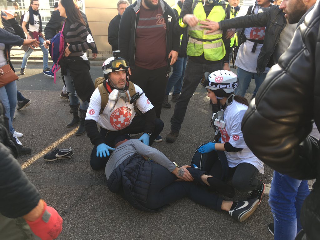 ClemenceDupont2's tweet photo. Au moins deux manifestants à terre percutés par un ou plusieurs véhicules à #Rouen #giletsjaunes . Les pompiers sont appelés. #ActeXIV https://t.co/MFni8GTd9Z