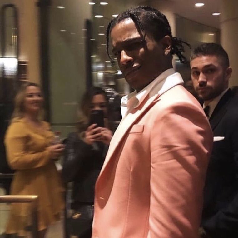 A$AP Rocky Pappaufsteller Lebensgroß - Pink Suit Edition