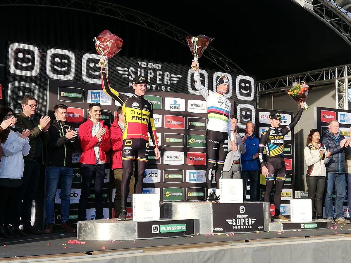 Sportscom_BE's tweet photo. Hoed af voor Mister Superprestige! 👏🏻 @mathieuvdpoel wint alle 8 manches van de @SuperprestigeCX en evenaart daarmee het record van Sven Nys uit het seizoen 2006-2007. Straf! 😉🚴‍♂️ #BusinessThroughSports #SPMiddelkerke https://t.co/AnM4ec85SH