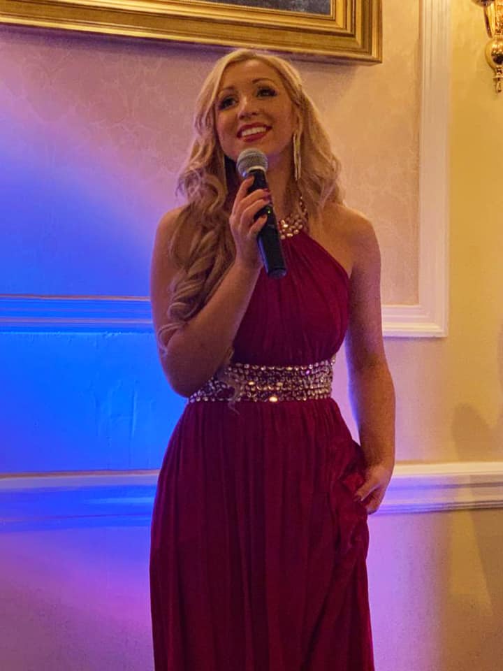 TamsinBall's tweet photo. Thank you Cathy &amp; Geoff for these and for celebrating Valentines here..Another delightful treat to see you!😚😍🙏.. #valentinesgig #brends #dining #music #performing #live #songs #restaurant #romantic #singer #atmosphere #imperial🌹🎈 @BrendImperial https://t.co/GP74Q9e41u