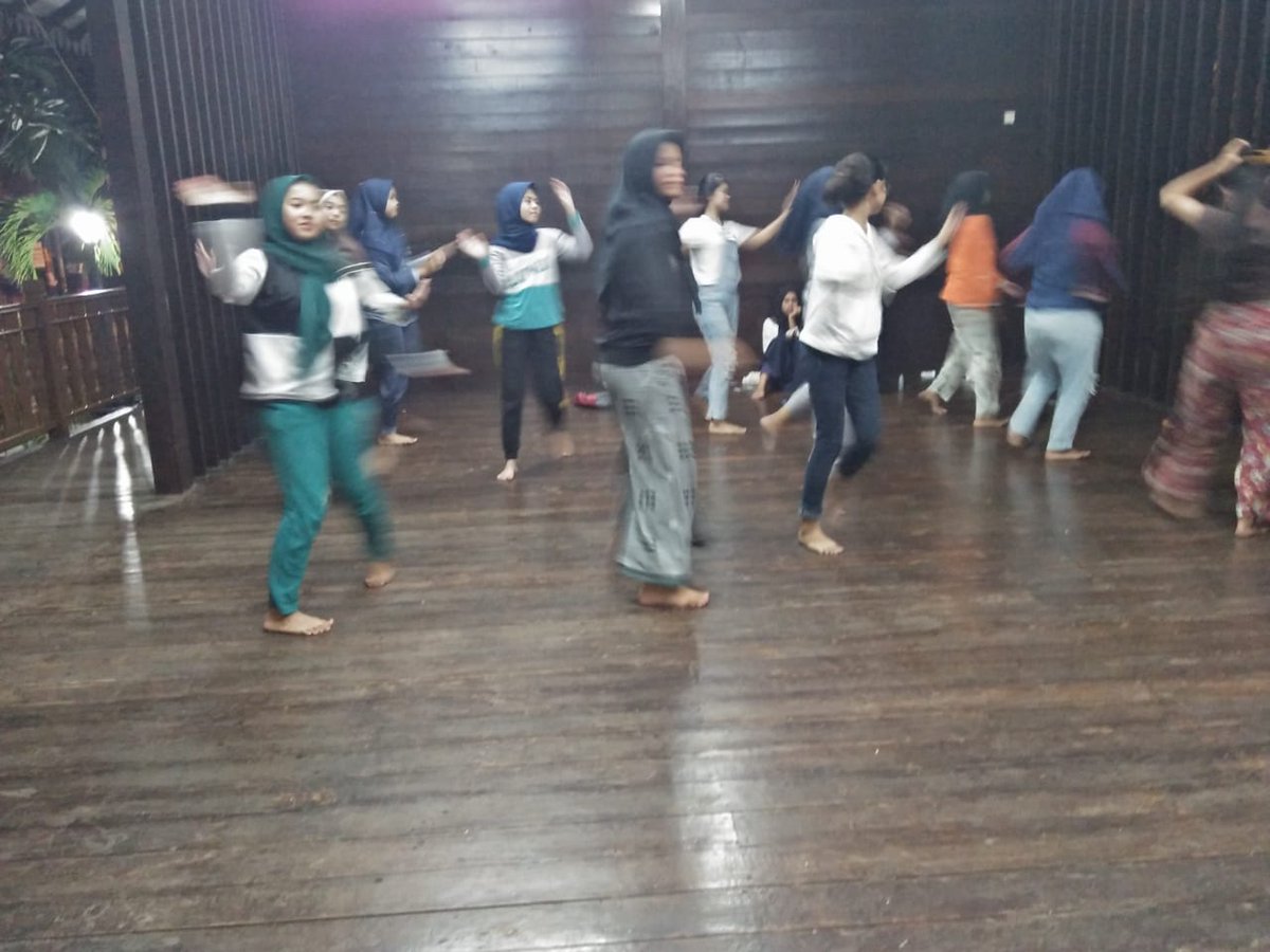 RAmiterdam's tweet photo. Giat malam RPTRA kami. Siswi SMPN 285 Jakarta berlatih Tari dalam persiapan Festival Ulang tahun Pulau Untung Jawa yg ke 65 Tahun. Semangatnya mereka 😊

@DKIJakarta 
@aniesbaswedan 
@dppappdki 
@tutykusumawati 
@poltak01101961 
@rachmatkmg 
@AnwarFadli9 
@men_O_men https://t.co/4YxmPIe39U
