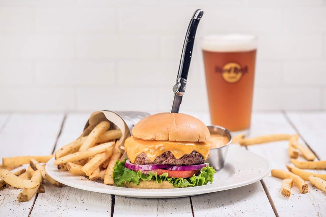 Imposible resistirse a tanto queso 🧀🤩! #TheBigCheeseBurger #Cheese #Burger #ThisIsHardRock #HardRock #HardRockCafe #HardRockCafeLima #HRCLima