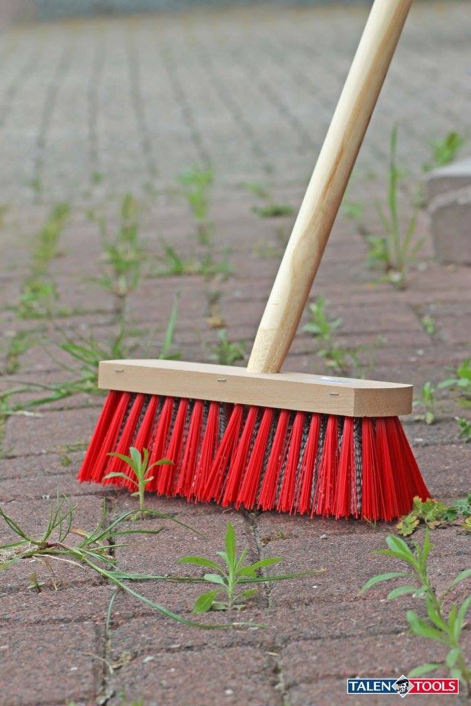 Enzaijzerwaren's tweet photo. Groene aanslag verwijderen  Groene aanslag ontstaat op vochtige plekken waar de zon niet vaak schijnt. De groene aanslag kan de bestrating in de wintermaanden spiegelglad maken. Verwijder de groene aanslag van de bestrating met een onkruidbezem en groene aanslag verwijderaar. Bij https://t.co/L0h2jFQc1G