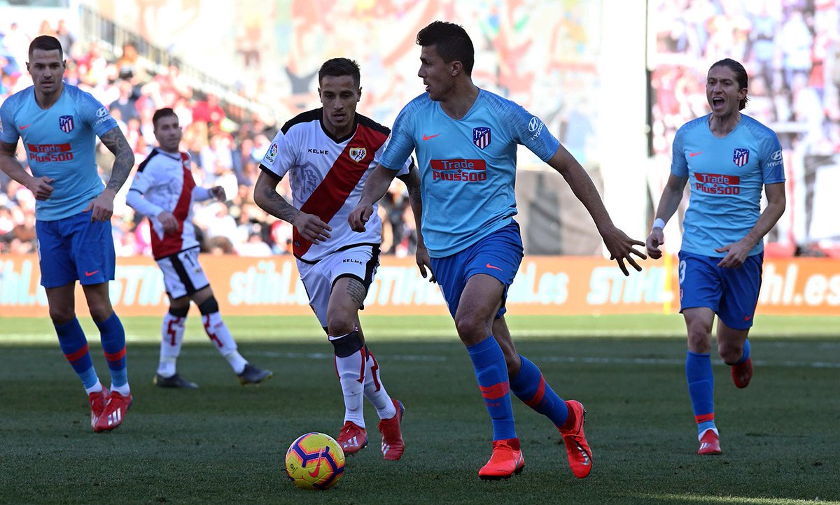 Rodrigo conduce el balón en Vallecas (Foto: ATM).