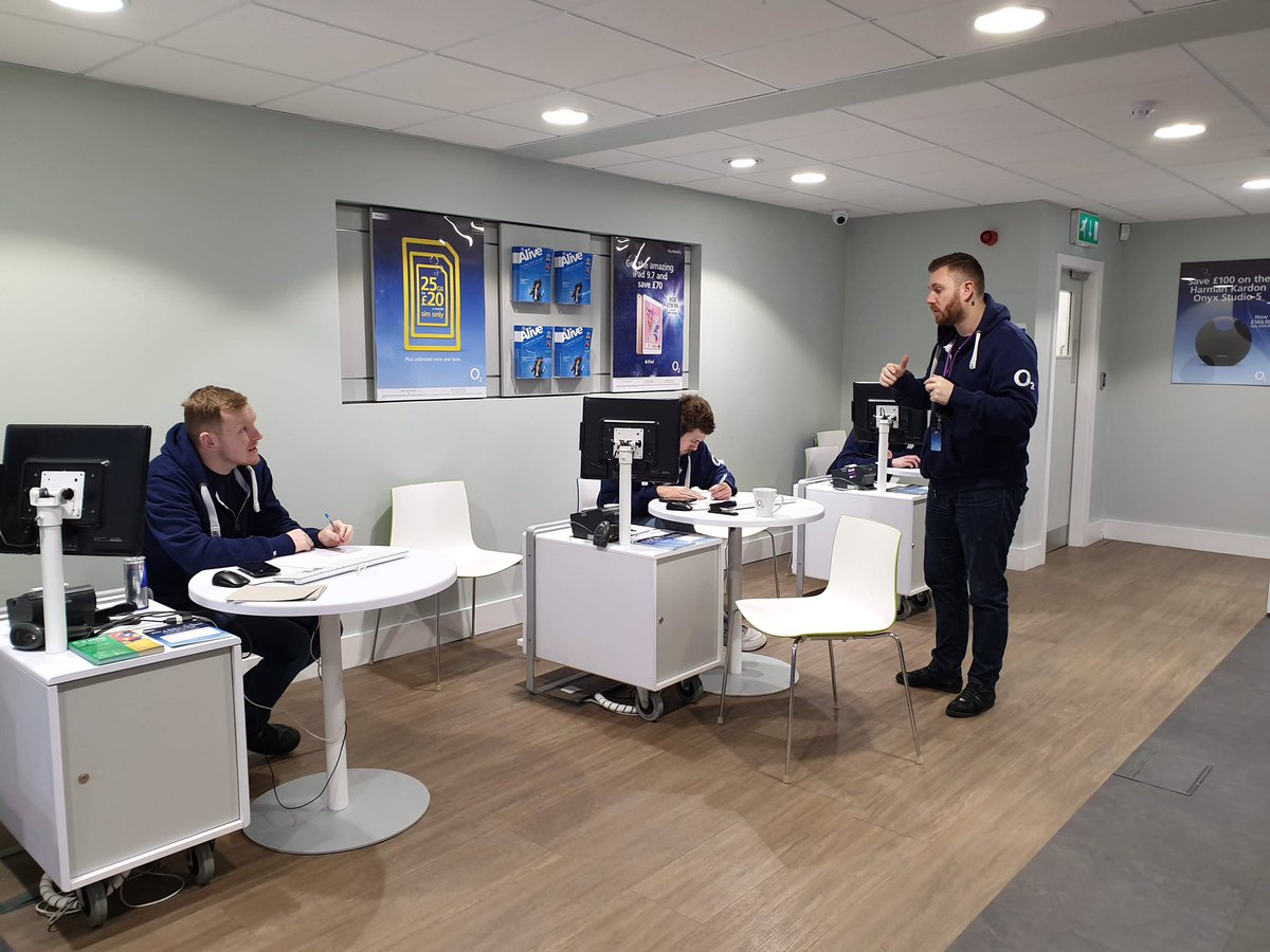 O2GuruMike's tweet image. Got @xlincyannx and @moggymoo85 involved in this mornings training with the guys which was great! We did some roleplays to see if the team could identify how best to help our customers with #WhyO2 features such as Family Plan and O2 Open @xlincyannx @o2AshleyHayes #O2Macclesfield