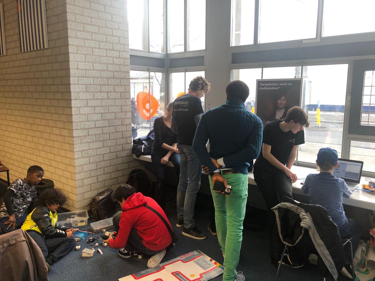 jhouweling1's tweet image. Coderdojo Utrecht-Ovv. #coderdojoNL #coderdojo_utrecht Ondanks mooie weer, “Volle bak” bij Coderdojo in Bibliotheek Overvecht. Kids leerzame middag met Scratch /Micro:bit en robitica. #bibliotheek_Utrecht ; #Leaphy; #Roboschool ;#legomindstorms