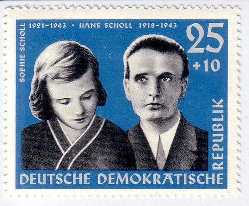 Am #18Februar 1943 werden die Geschwister Hans und Sophie Scholl als Mitglieder der Widerstandsgruppe "Weiße Rose" enttarnt und beim Verteilen von Flugblättern verhaftet.

Bildquelle: Flickr