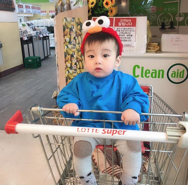 Then we go to the supermarket to buy some things that Mingyu hyung has been asked. "Is there anything that you want, Minho?" "Andadananyanya" "What man?" "Unyanyannana aaaanana" "Milk?" "Udagagagagu nanana!" "Man look at me I'm talking with you bAbY"