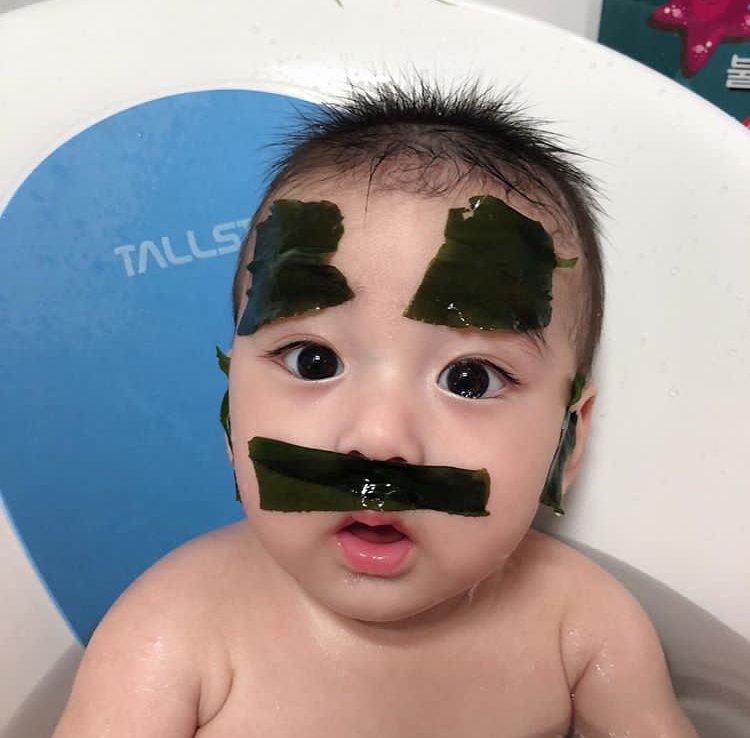 It's such a tiring day then finally we arrive at home! It's Minho's bath time! As a handsome .coughs. kind uncle I shower him at the bath. HE'S TOO CUTE THAT I PLAY WITH HIS FACE WITH SEAWEED OHMYGAHD MAN Looks so handsome now.