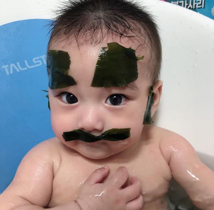 It's such a tiring day then finally we arrive at home! It's Minho's bath time! As a handsome .coughs. kind uncle I shower him at the bath. HE'S TOO CUTE THAT I PLAY WITH HIS FACE WITH SEAWEED OHMYGAHD MAN Looks so handsome now.