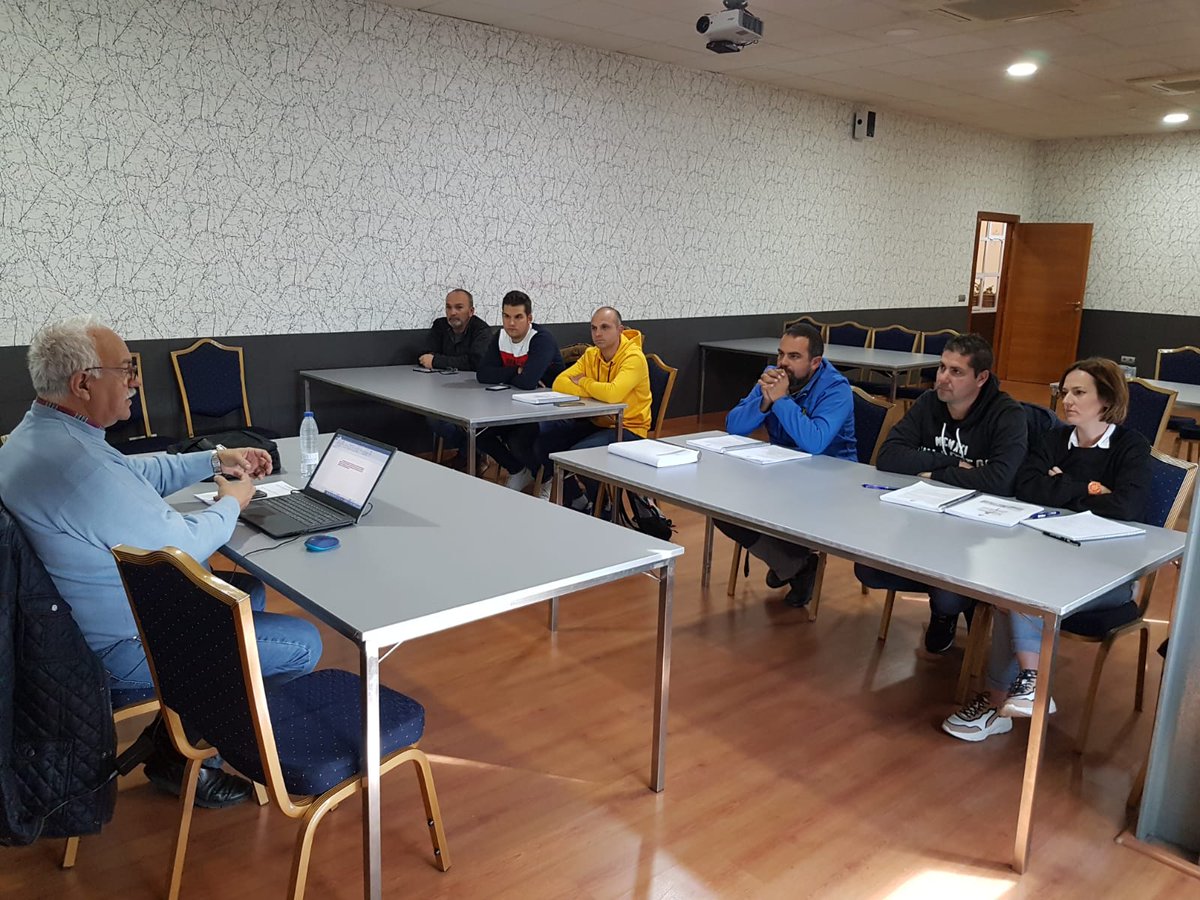 FaaOficial's tweet photo. Exámenes de oficiales de 2019 celebrados por @FaaOficial esta mañana en Granada. Suerte a los aspirantes https://t.co/FBBeZ1xIqW