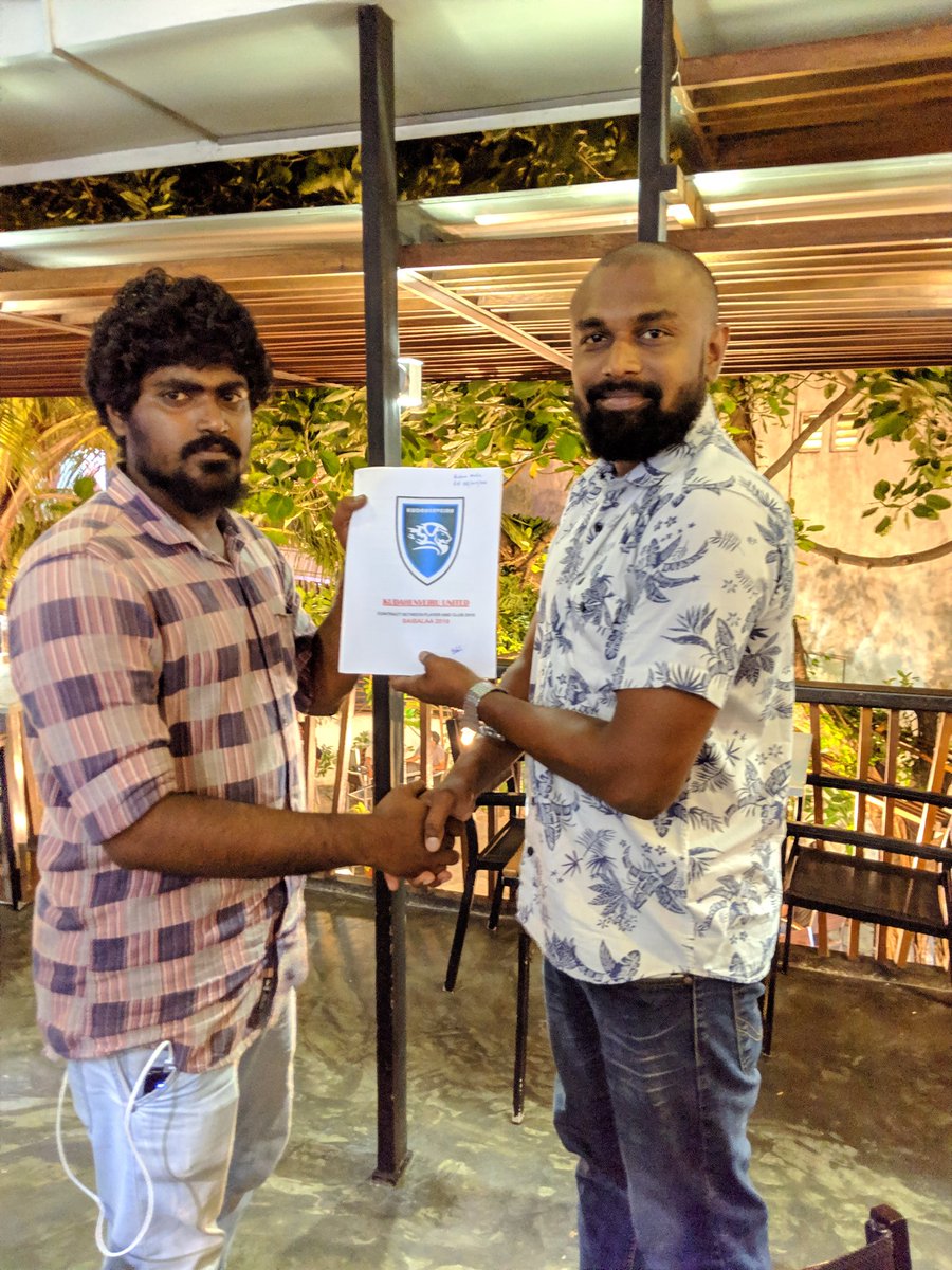 kudahenveiru's tweet photo. Baibalaa 2019 
Kudahenveiru United signs Mohamed Rilwan ( Bulhaa Mode )
#kudahenveiru #Baibalaa2019 #KudahenveiruUnited https://t.co/grZoyFC5hh