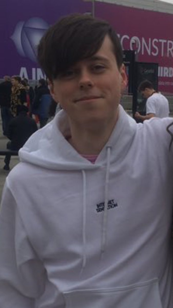 justanzia's tweet photo. Is it just me or is @ImAllexx face the same in every picture from vidcon aka #beancon and also did you cut yourself while shaving @ImAllexx https://t.co/OqjwFCKcLh