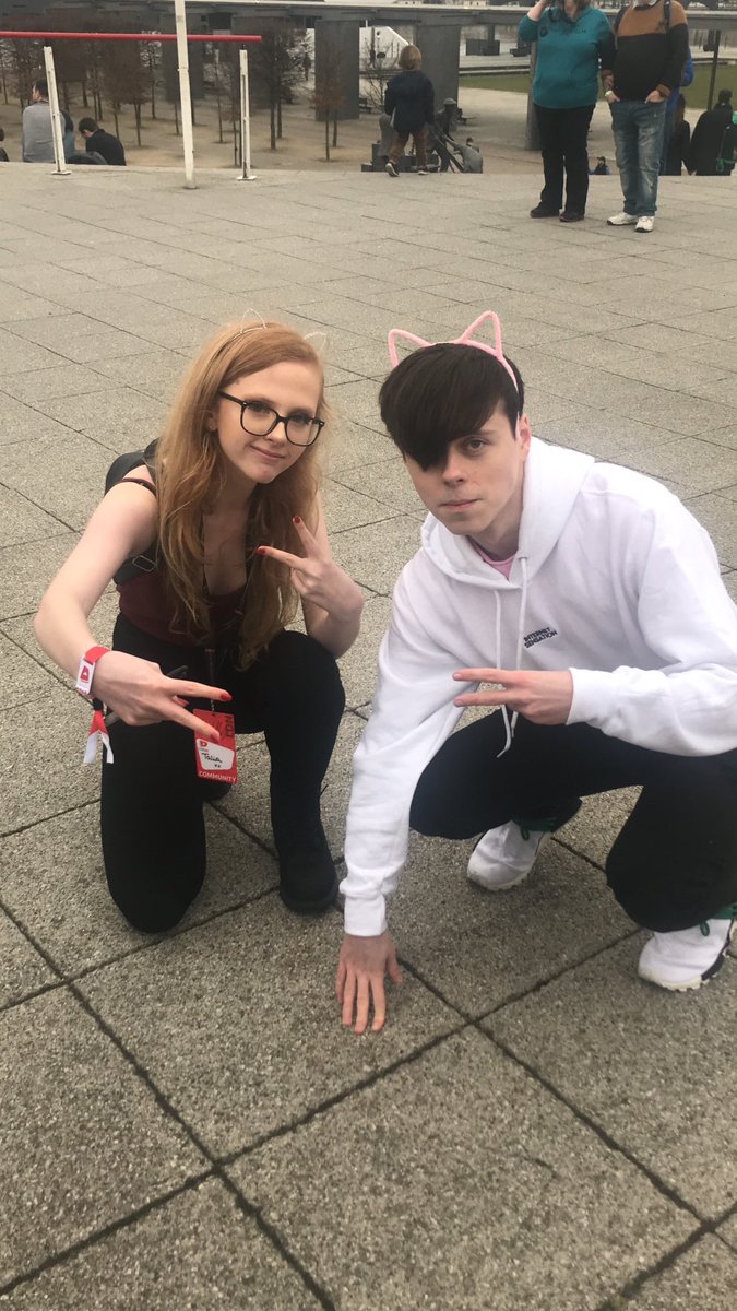 justanzia's tweet photo. Is it just me or is @ImAllexx face the same in every picture from vidcon aka #beancon and also did you cut yourself while shaving @ImAllexx https://t.co/OqjwFCKcLh