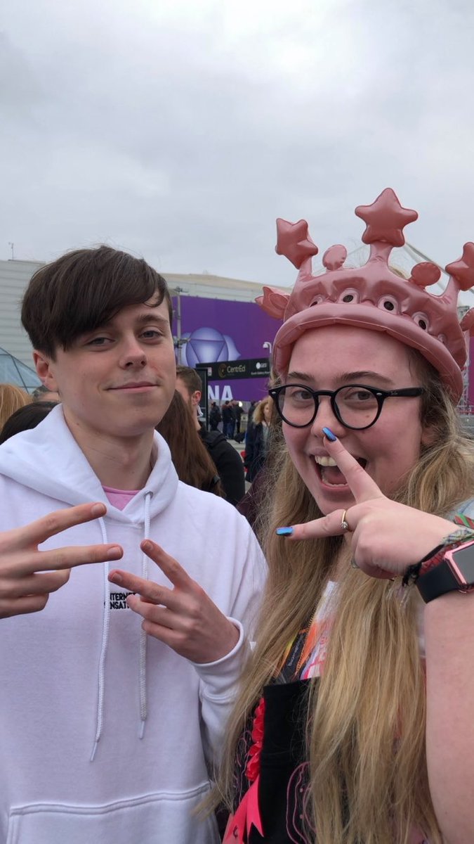 justanzia's tweet photo. Is it just me or is @ImAllexx face the same in every picture from vidcon aka #beancon and also did you cut yourself while shaving @ImAllexx https://t.co/OqjwFCKcLh