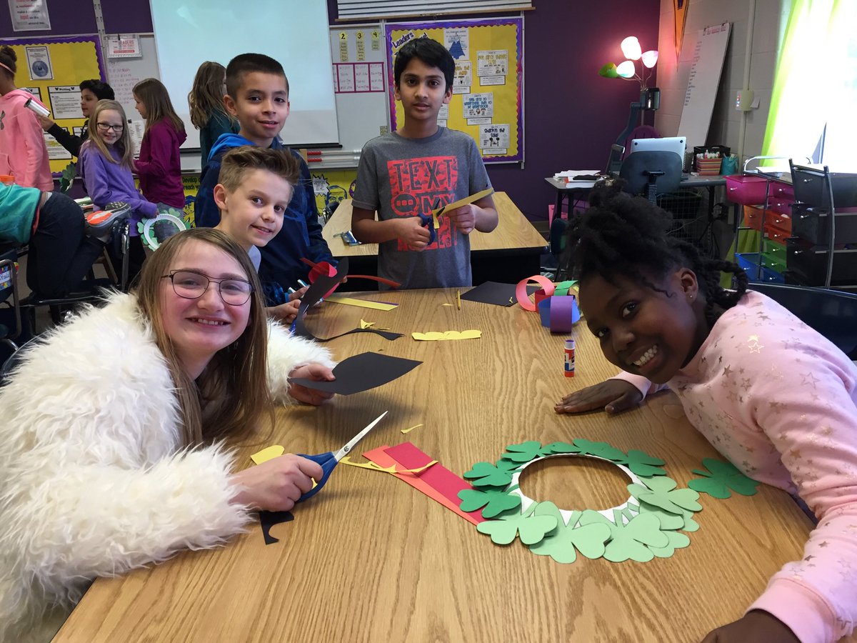 jeneddy45's tweet photo. ⁦@BVelementary⁩ Making door decor for the Ronald McDonald House https://t.co/yTHnDMp4cO