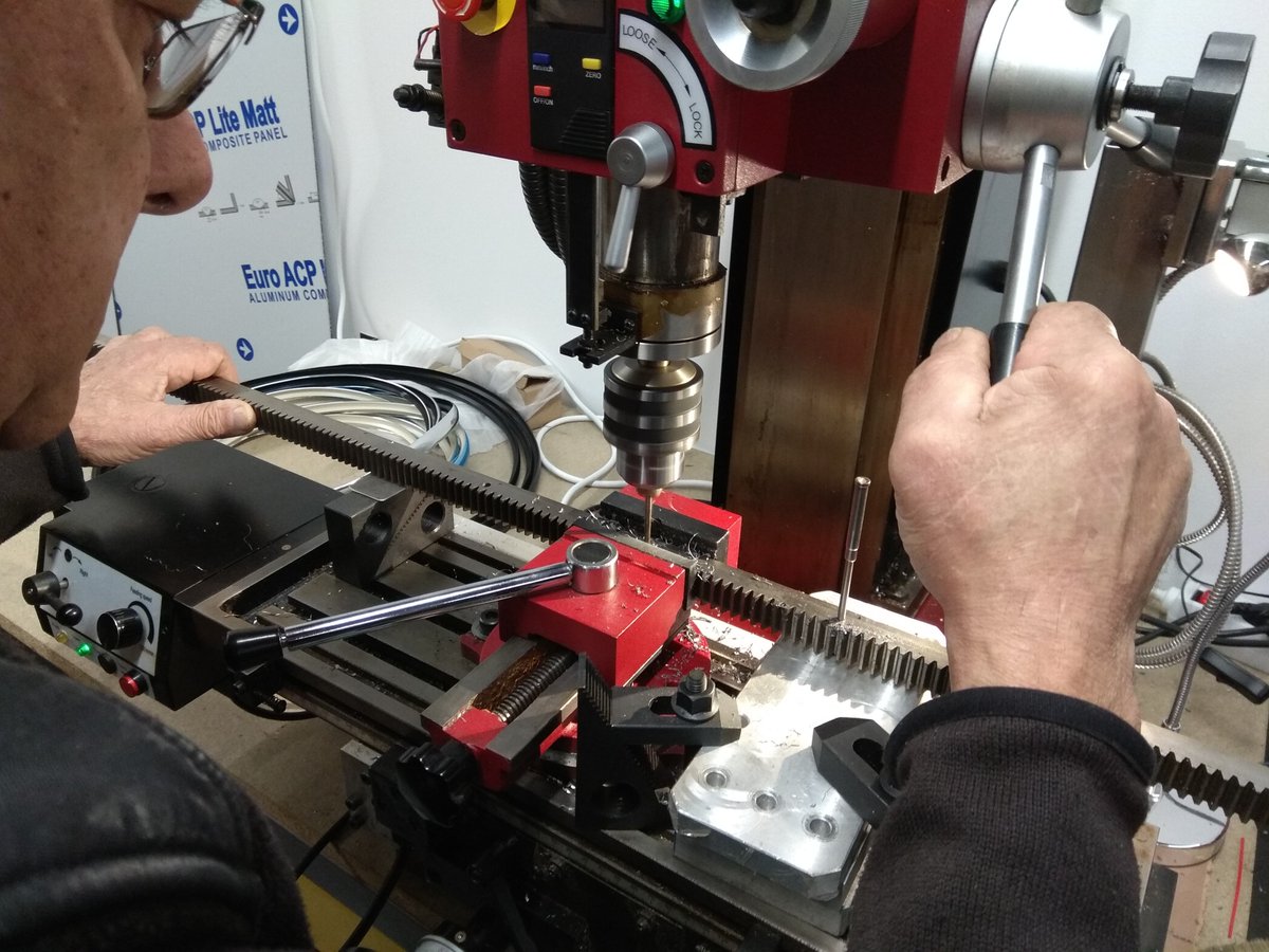 Taller7Maker's tweet photo. Diseñar, pensar, así sí, así no, repensar, cortar, taladrar, fresar...... 1ª Fase completada 👍 pero aún queda mucho trabajo....🛠️ https://t.co/qcCP6d6SBC