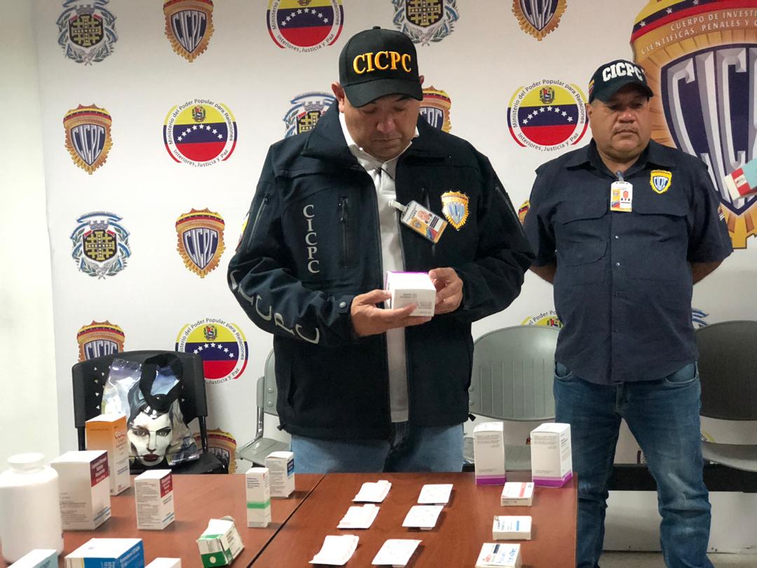 Estas personas vendían las medicinas en bolívares soberanos y debían cancelarse en efectivo, siendo muchos de ellos de distribución gratuita <a href="/DouglasRicoVzla/">Douglas Rico</a> <a href="/PRENSACICPC/">PRENSA CICPC</a> <a href="/lisandroCICPC/">Lisandro Alfonzo</a> <a href="/jhonny_37/">jhonnyrodriguez</a>