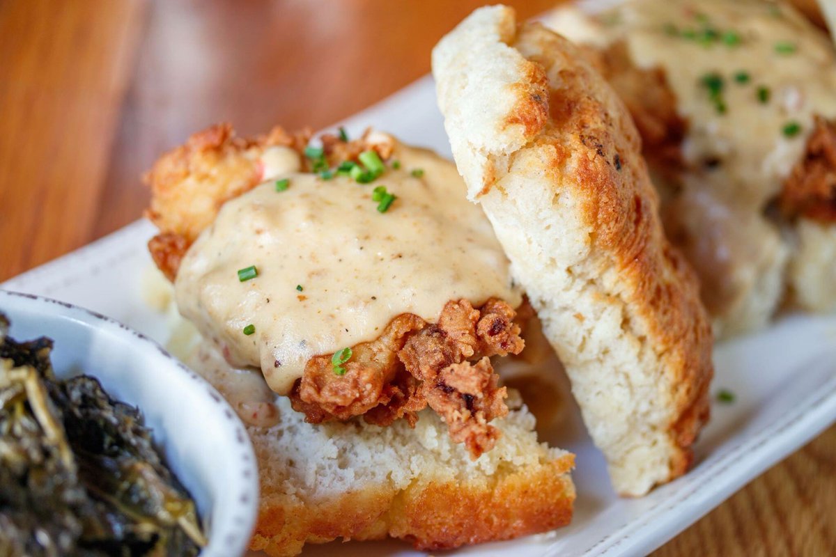Saturday mornings in the South were made for fried chicken, biscuits + a lil gravy.😍 Come get your brunch on.🥂