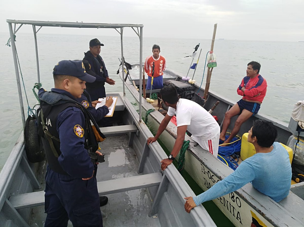armada_ecuador's tweet photo. #Salinas| Capitanía de Salinas realizó operación por mar y tierra para el control de las embarcaciones artesanales y motores fuera de borda en el sector de Santa Rosa #FAAContigo #UCSELE #SoyMarino⚓ #CAPSAL https://t.co/Rb9XpIL8fv