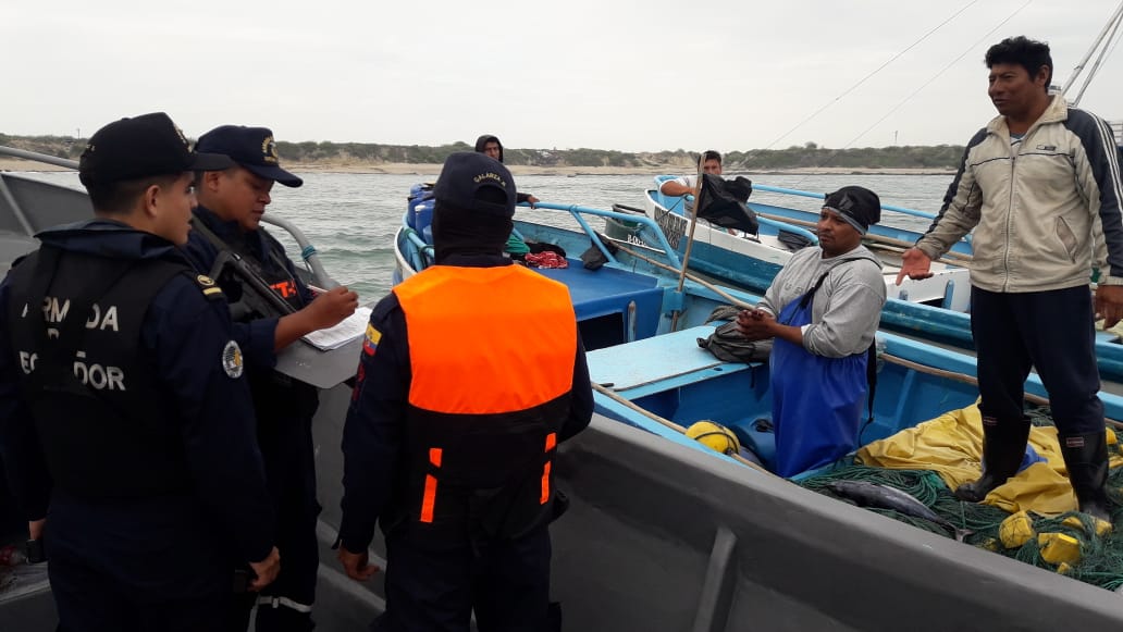 armada_ecuador's tweet photo. #Salinas| Capitanía de Salinas realizó operación por mar y tierra para el control de las embarcaciones artesanales y motores fuera de borda en el sector de Santa Rosa #FAAContigo #UCSELE #SoyMarino⚓ #CAPSAL https://t.co/Rb9XpIL8fv