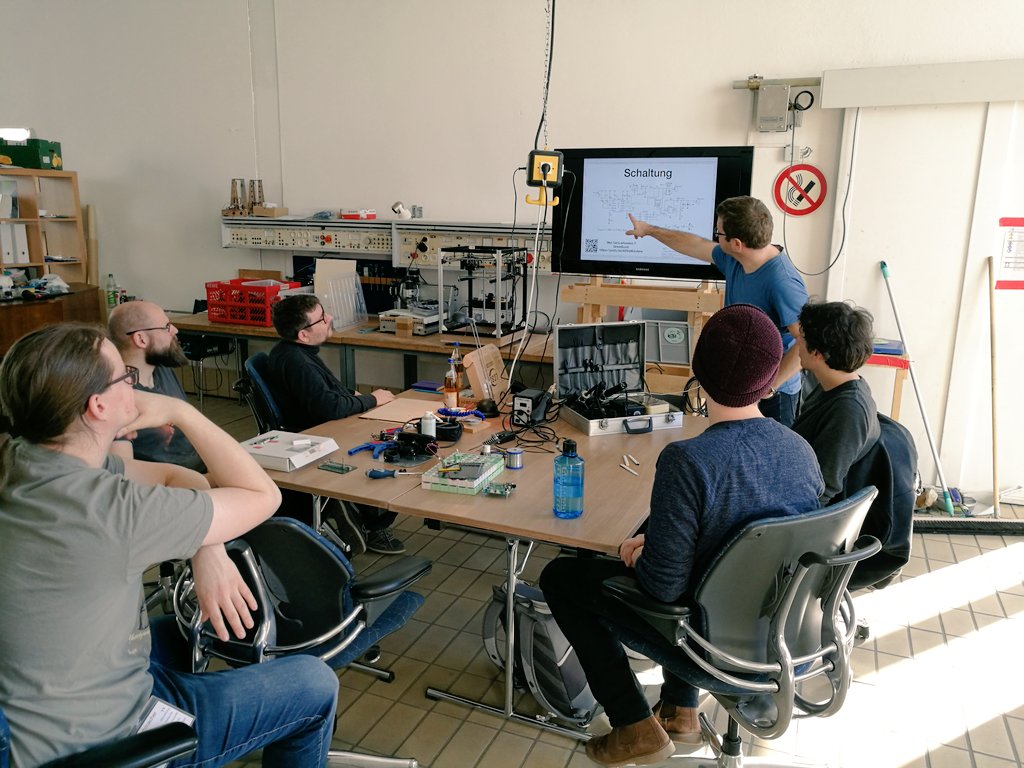 MakerspaceDA's tweet photo. Heute im @MakerspaceDA: SMD Lötkurs. https://t.co/EE8MBrIC0j